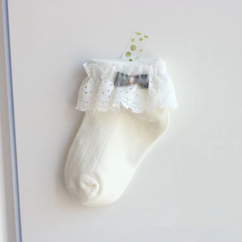 Белый Хлопковые носки для маленьких девочек носки принцессы с кружевным бантом и оборками Мягкие короткие носки для малышей Детские однотонные весенне-осенние носки для детей возрастом от 1 года до 5 лет - Цвет: Белый