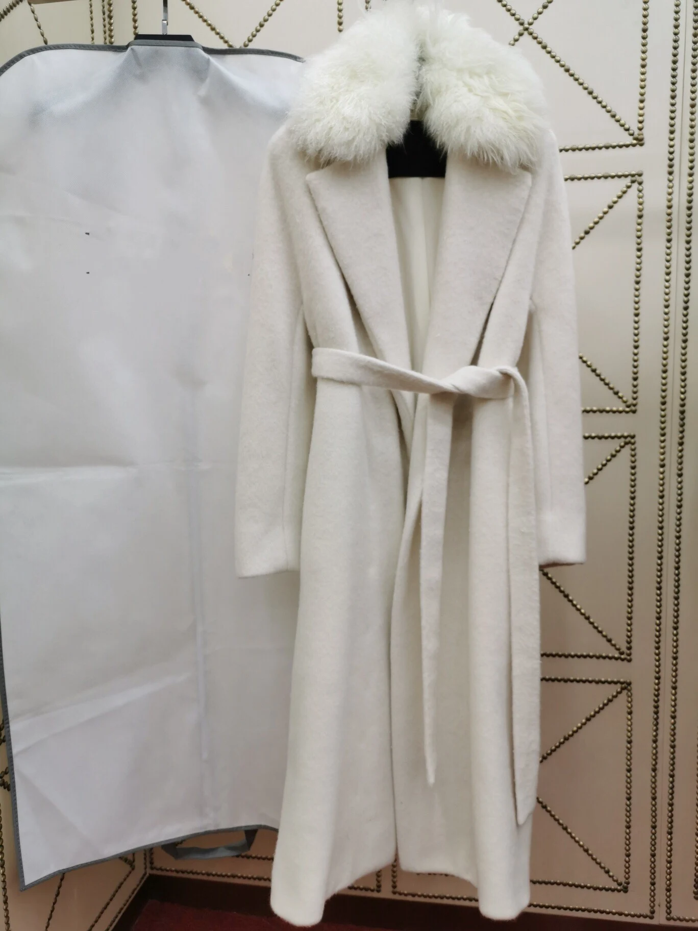 Высокое качество весенняя одежда для женщин элегантное офисное женское белое пальто модное с поясом меховой воротник Альпака длинная куртка