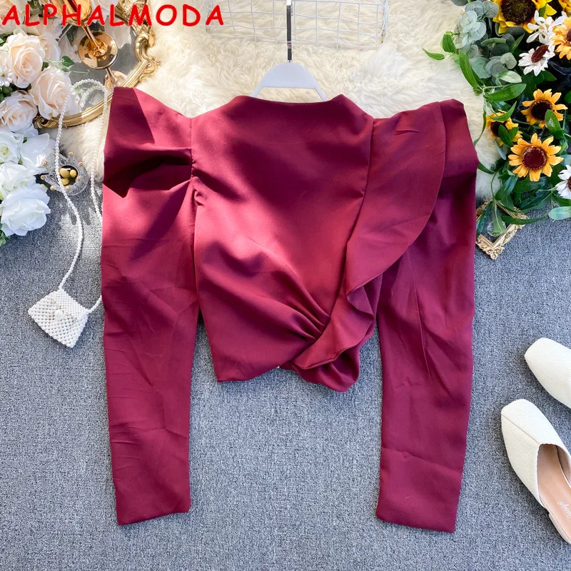 Женская куртка с оборками ALPHALMODA короткая приталенная длинными рукавами на