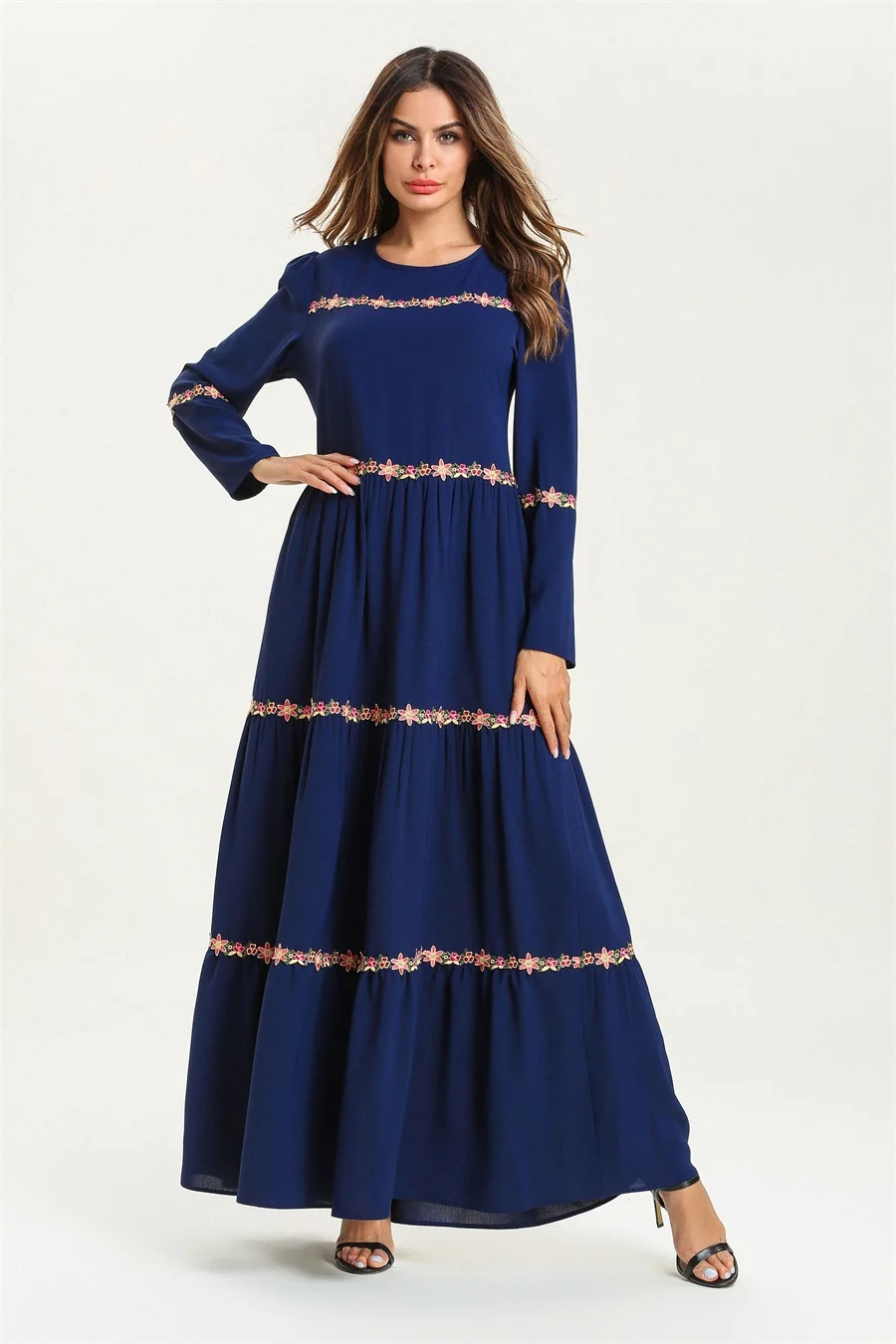 Элегантное Длинное Платье для мамы и дочки; повседневные мусульманские одинаковые комплекты для семьи; платья с длинными рукавами; синие осенние платья с цветочной вышивкой