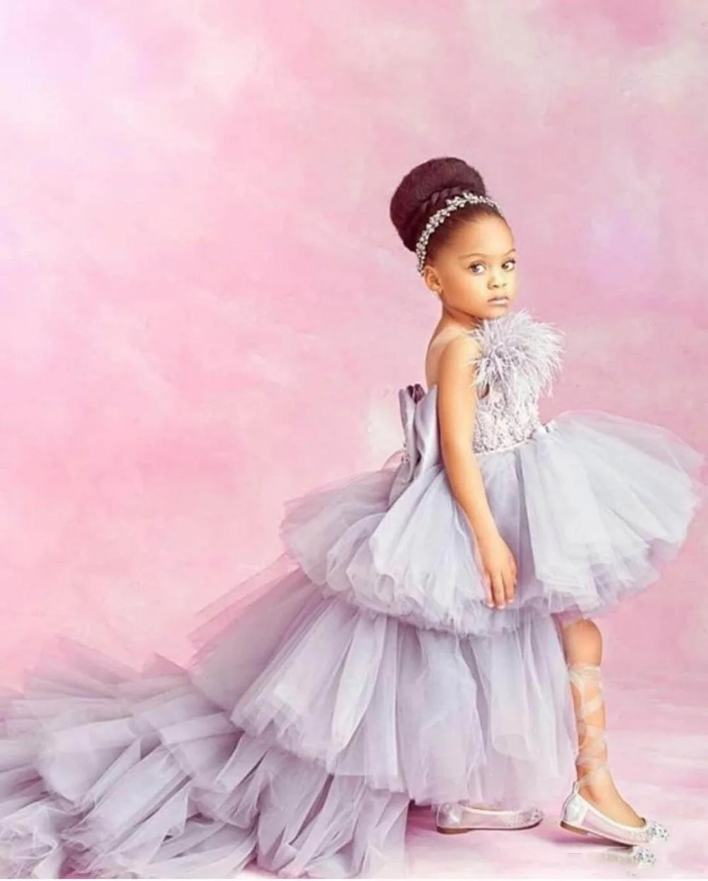 2020-high-low-flower-girl-dresses-for-wedding-lace-appliqued-tiered-skirts-little-girls-pagnt-dress-feather-first-holy-communion-gowns