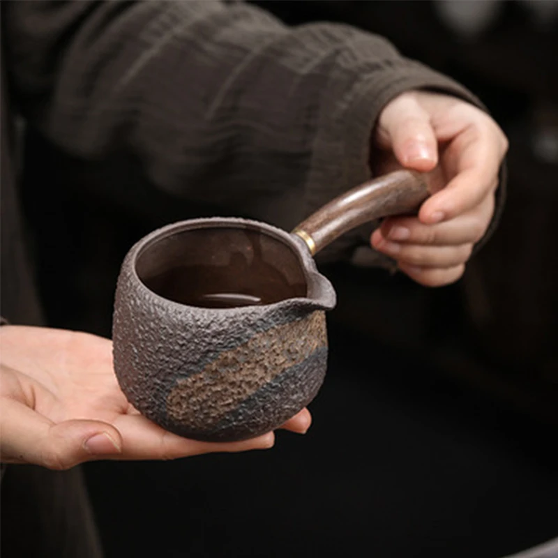 

250ml Ebony Side Handle Justice Cup Handmade Retro Stoneware Teapot Chinese Kung Fu Tea Set Tea Sea Gilt Iron Glaze Tea Divider