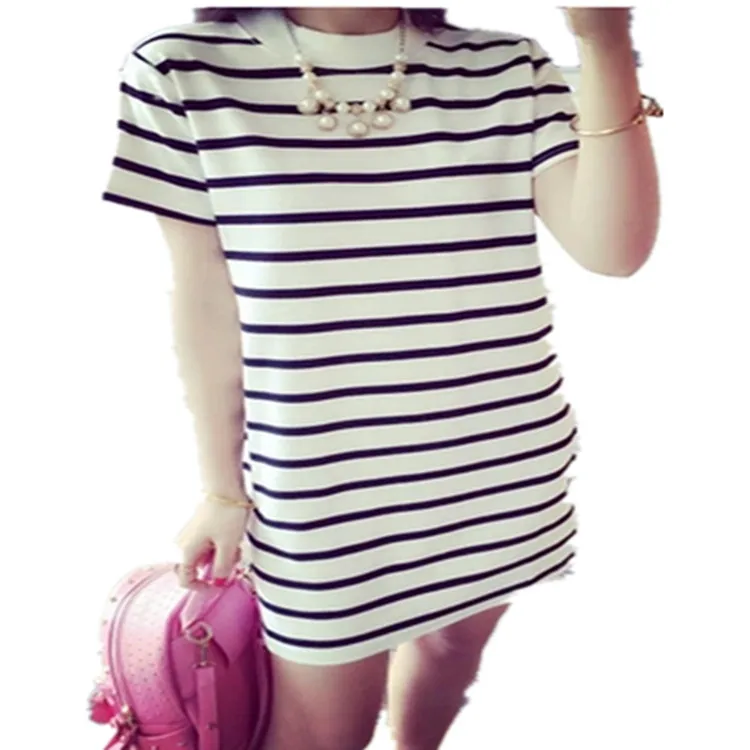 Женская свободная футболка средней длины в черно белую полоску с коротким