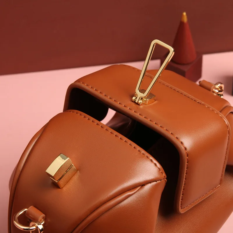 

High-end catwalk custom handbags new retro bucket bag leather female bag lock chain mini clutch bag bread bag mobile phone purse