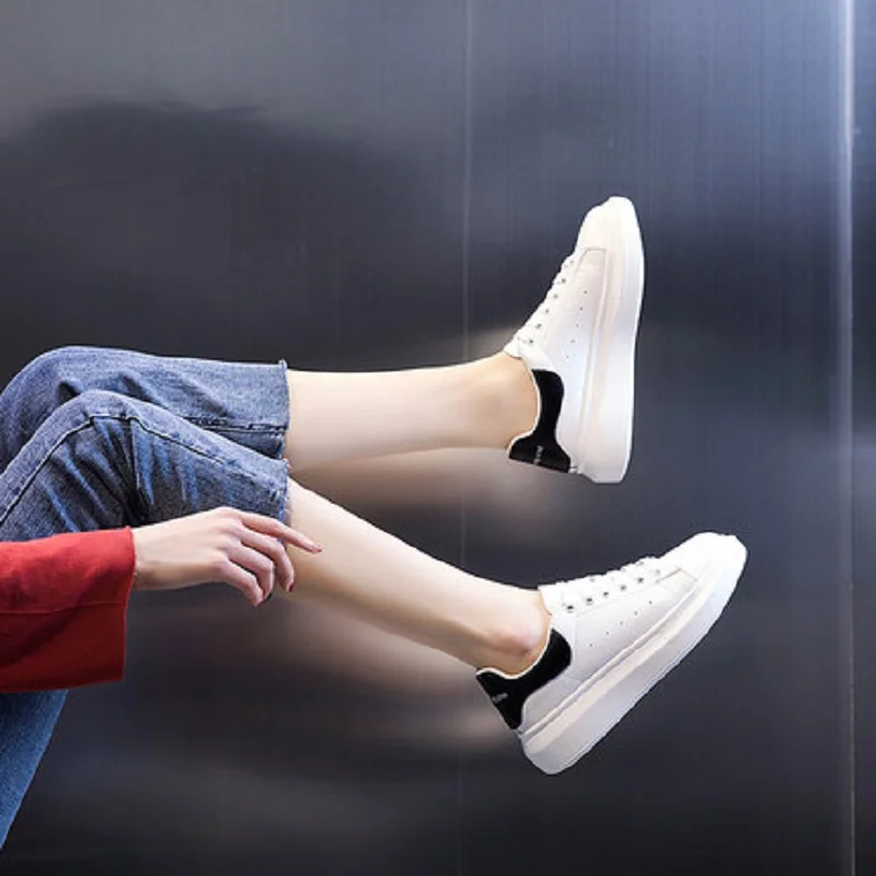 Г. Новинка sapatos de moda de couro sapatos de plataforma pequena das mulheres brancas aumentou versato dos sapatos casuais selva