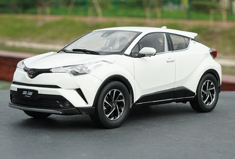 Подарок из бутика 1:18 TOYOTA IZOA сплав модель, высокая имитация литой под давлением модель SUV, изысканная коллекция орнаментов