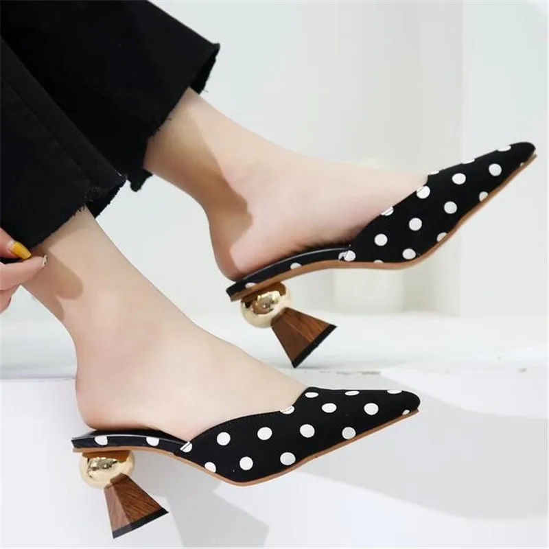 Zapatillas de tacón alto para mujer, zapatos elegantes de Punta puntiaguda, con tacón de Metal blanco y negro, para exteriores, E662