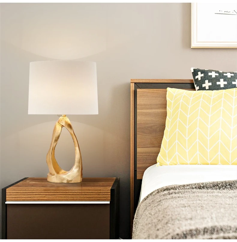 Американская креативная золотистая настольная лампа для гостиной, художественная прикроватная лампа для спальни, светодиодный дизайнерский светильник для дома