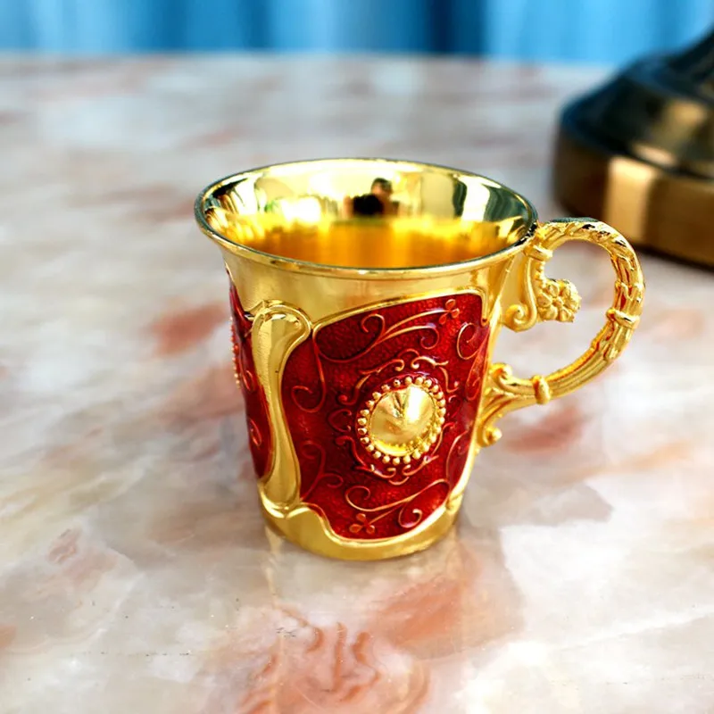 European retro exquisite carving wine glass Creative alloy home furnishings wine glass single - Цвет: Golden red