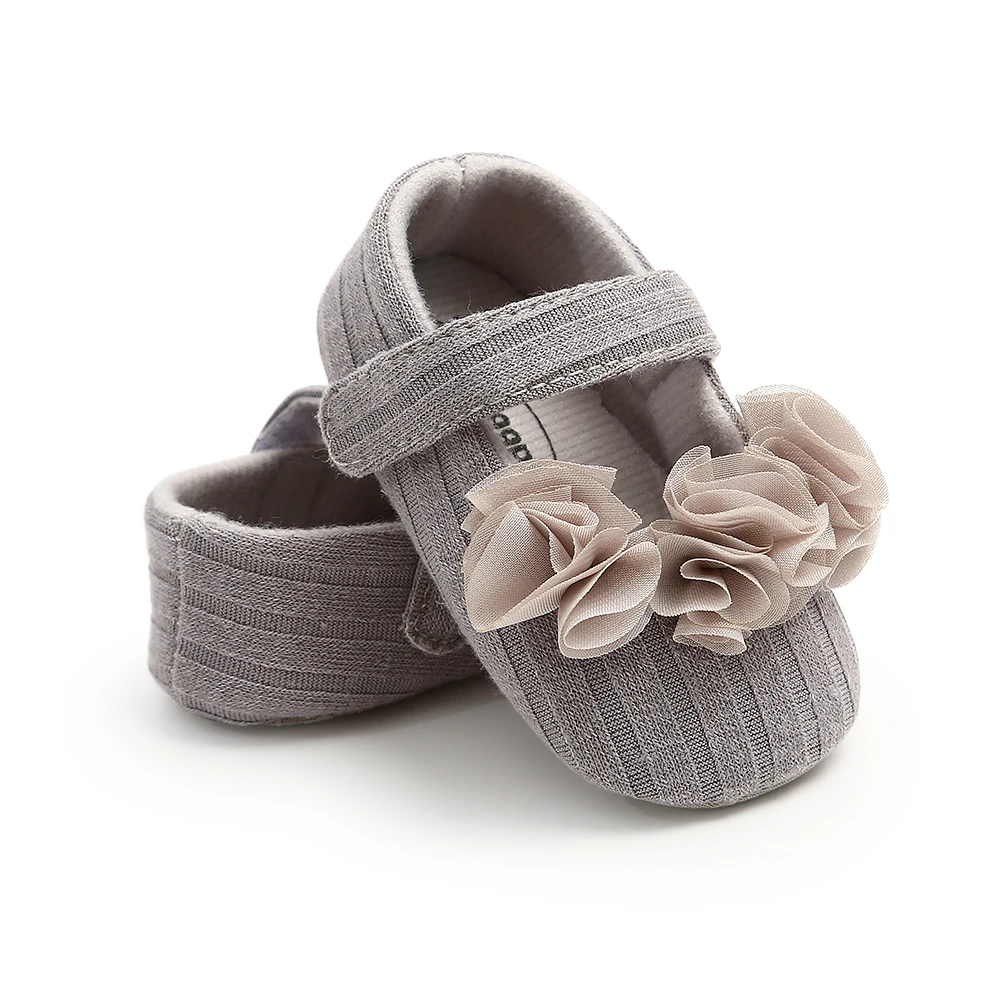 Милый, для новорожденных девочек из мягкой ткани с цветочным принтом для детской кроватки туфли на плоской подошве с бантом, препятствующий скольжению ползунок обувь для маленьких девочек, украшенные цветами;
