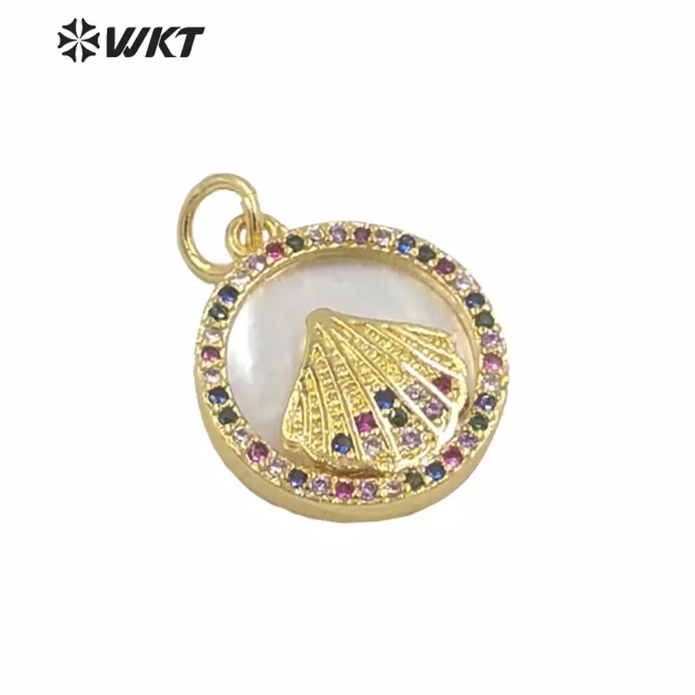 

WT-MP166 Wholesale Gold Metal Scallop Shell Pendant With Colorful Cubic Zircon Charming Summer Hot Sale Mop Round Decoration