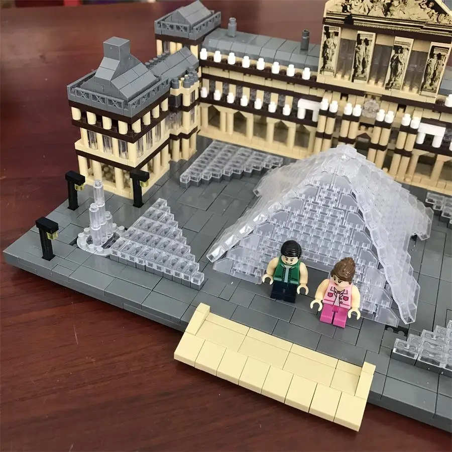 LEGO Paris Louvre, Video: www..com/watch?v=5ZiWPcij7…