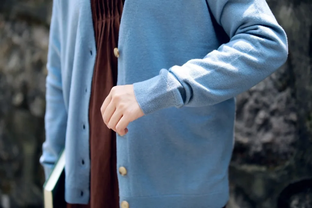 Тонкий шерстяной свитер легко расслабляет свитер