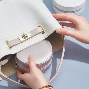 

Protable Travel Leather Mini Round Bracelet Box Brooch Jewelry Storage Case Earrings Necklace Organizer Display C6UD