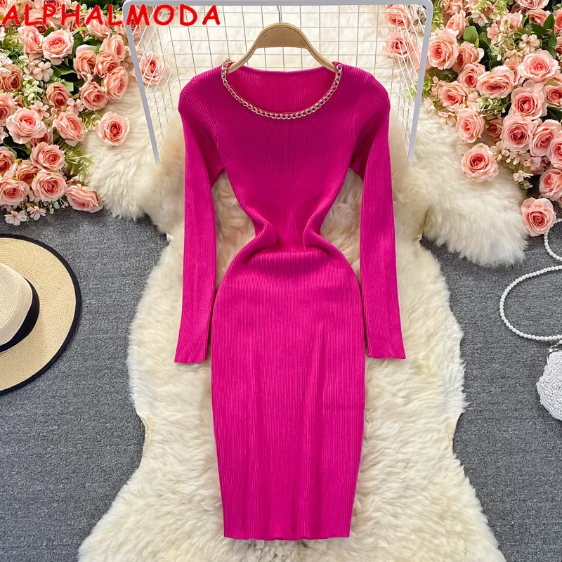 Женское вязаное платье ALPHALMODA с цепочкой и воротником эластичное облегающее