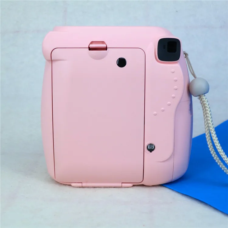 Используется камера моментальной печати Fujifilm Instax Mini 8 Одноразовая для съемки