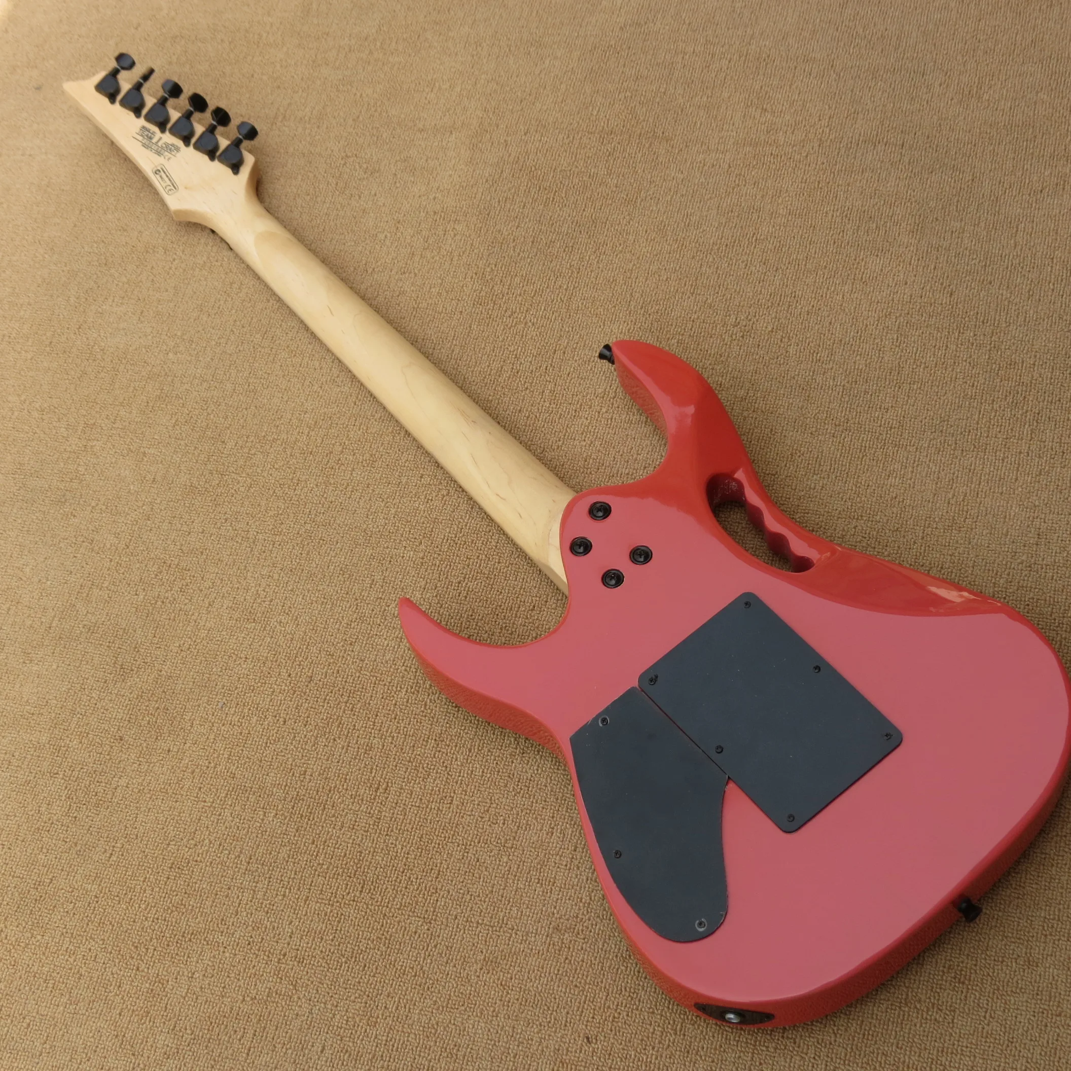 На заказ розовый цвет 7v гитара тремоло полости черные Hardwares, индивидуальные! paypal доступны! IB-11