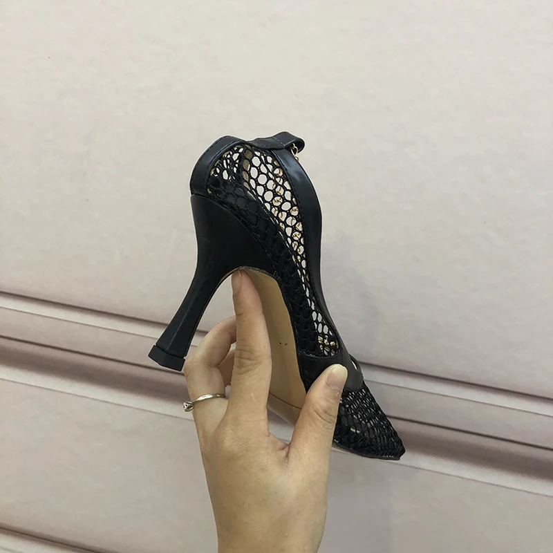 Сандалии с квадратным носком и цепочкой; пикантная дышащая сетчатая обувь на высоком каблуке с металлическим украшением; Zapatos De Mujer; Летняя женская обувь с перфорацией