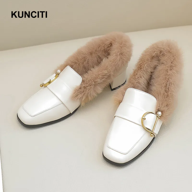 KUNCITI/женские зимние туфли-лодочки женская повседневная обувь из коровьей кожи с кроличьим мехом обувь на среднем квадратном каблуке с металлическим украшением размеры 34-41, Новинка