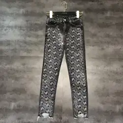 Новинка 2019 года; сезон осень; узкие брюки-карандаш с надписью и стразами; джинсы