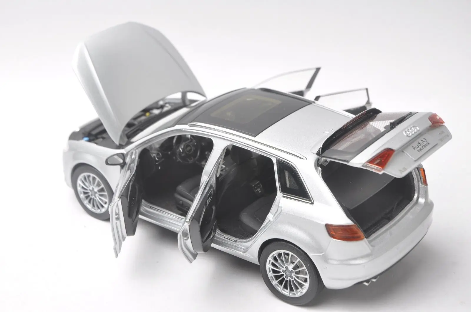 1:18 Модель литья под давлением для Audi A3 Sportback Silver SUV игрушечный автомобиль из