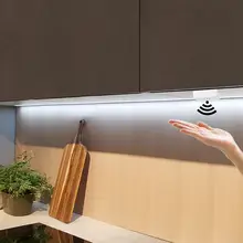 Умный ручной волны движения Сенсор светодиодный подсветка для шкафов 12V затемнения светодиодный ночник ручная развертка прикроватный шкаф Кухня дома Освещение в помещении