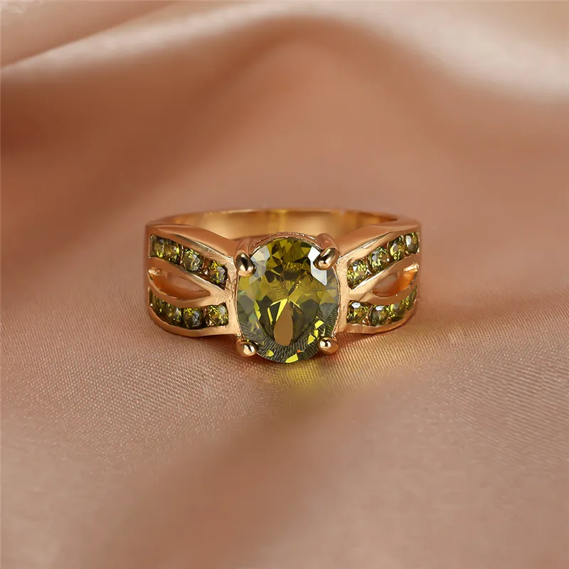 Женское винтажное обручальное кольцо большое цвета золота 18 К с оливковым и