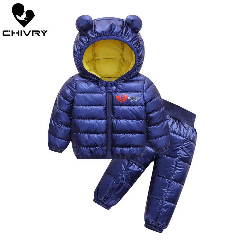 Новая осенне-зимняя куртка-пуховик для маленьких мальчиков и девочек со штанами, детская теплая парка с капюшоном на молнии и принтом в виде сердца, комплект одежды