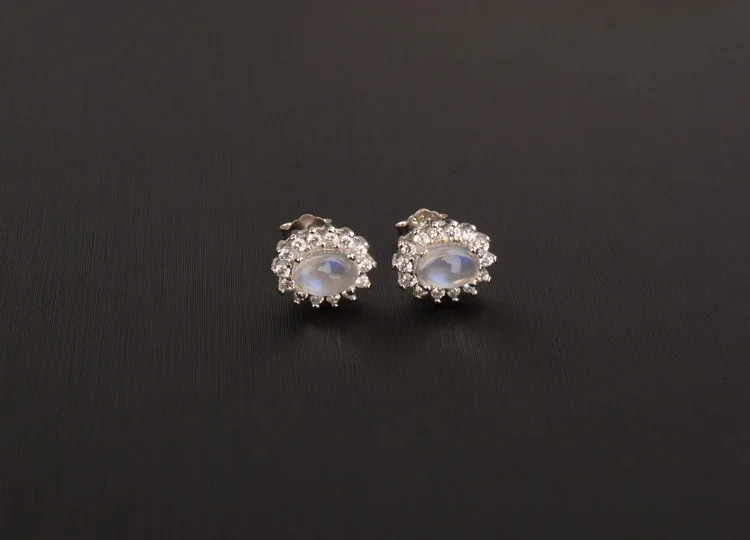 

Серьги-гвоздики из серебра 925 пробы с лунным камнем