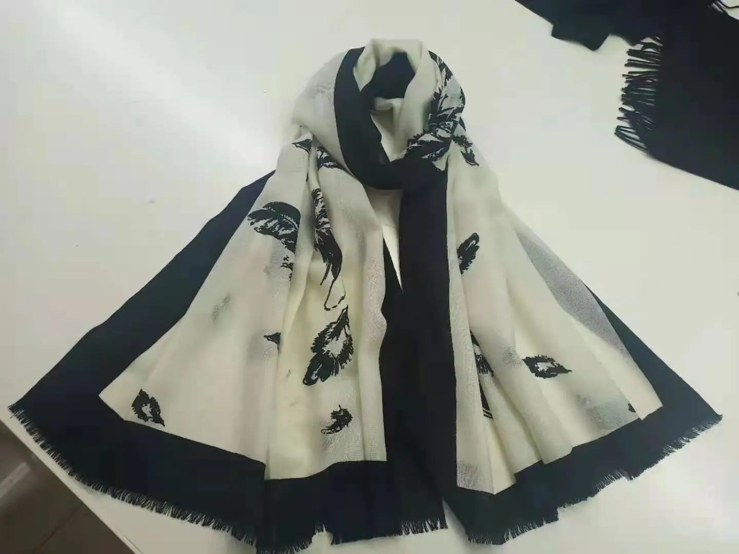 

Женский легкий шарф из 100% шерсти, демисезонный или зимний шарф с перьями