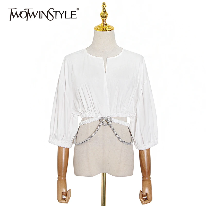 Женская ажурная блузка TWOTWINSTYLE белая Повседневная Блузка с круглым вырезом