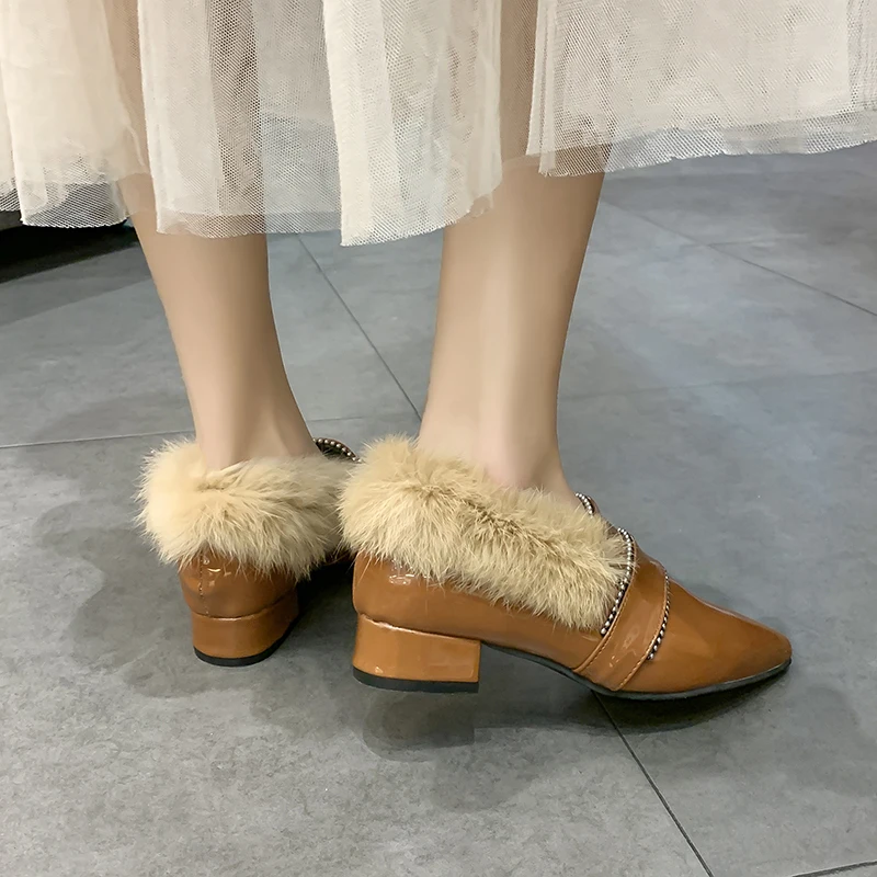 Туфли на плоской подошве с острым носком из лакированной кожи; модная женская обувь на плоской подошве с мехом; женская зимняя теплая Повседневная обувь на плоской подошве