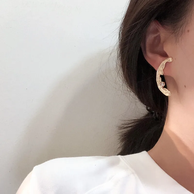 

2019 Vintage Gold Color Stud Earrings For Women New Fashion Pearl Earrings Irregular Statement Matte Metal Geometric Jewelry