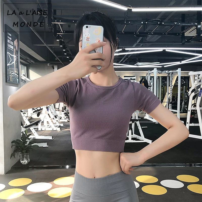 Новинка, женская рубашка, футболка для фитнеса, одноцветная, с круглым вырезом, тонкая, красивая, задняя, дышащая, для йоги, короткий рукав, укороченный Топ для женщин