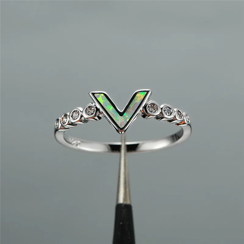 Silver White Женское кольцо Boho с белым и синим огненным опалом, 925 пробы Серебряное обручальное кольцо с буквой V, обручальные кольца для женщин - Цвет основного камня: Silver White