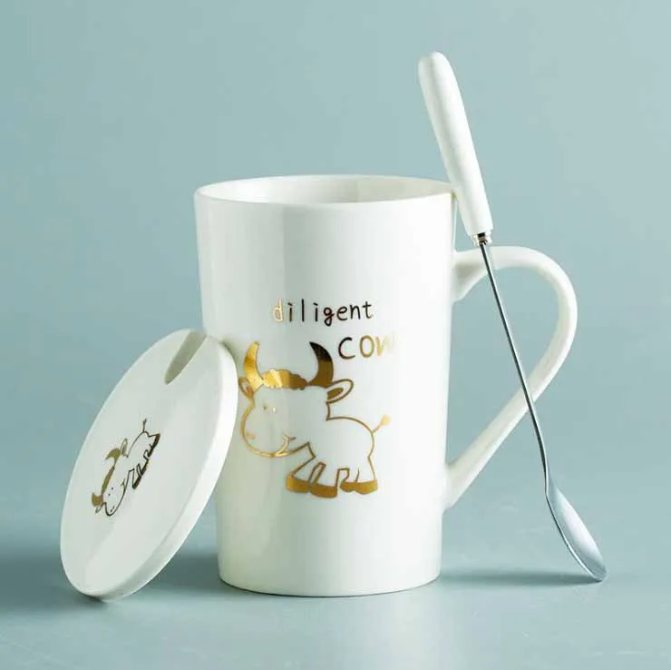 white cow Керамические кружки 12 Зодиак креативные кружки с ложкой крышкой черный и Золотой фарфор Зодиак молоко кофейная чашка посуда для напитков - Цвет: white cow
