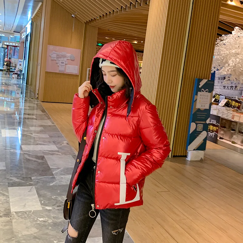 Новые модные глянцевые женские зимние куртки пальто короткая теплая хлопковая стеганая куртка плотное дамское пальто парка с надписью женские куртки - Цвет: Красный