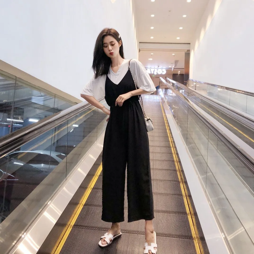 

Photo Shoot CHIC Elegant Ol Black And White with Pattern Waist Hugging Lace-up Capri Wide-Leg Camisole Onesie White V-neck T-shi