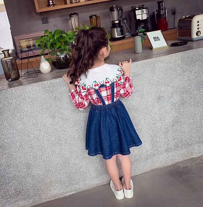 Осенние детские комплекты на возраст от 100 до 160 см, рубашка с длинными рукавами и вышитым отворотом+ джинсовая юбка на бретелях комплекты для девочек в Корейском стиле, розничная