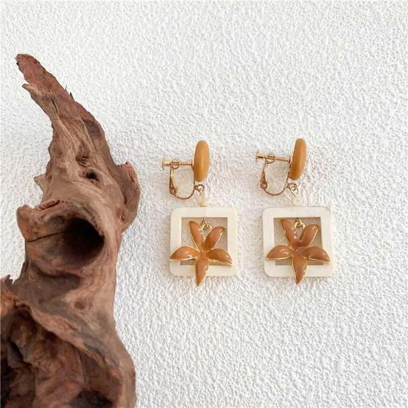 clip earrings Эмалированные желтые клипсы, серьги с цветами для женщин, манжеты для ушей, белые квадратные клипсы, серьги без проколов, модные ювелирные изделия - Окраска металла: clip earrings
