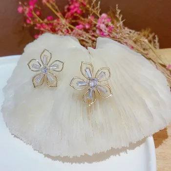 

South Korea Dongdaemun New Style Super Shiny Zircon Flowers Ear Stud Cute Sweet Hollow out Small Flower 925 Silver Earrings Fema