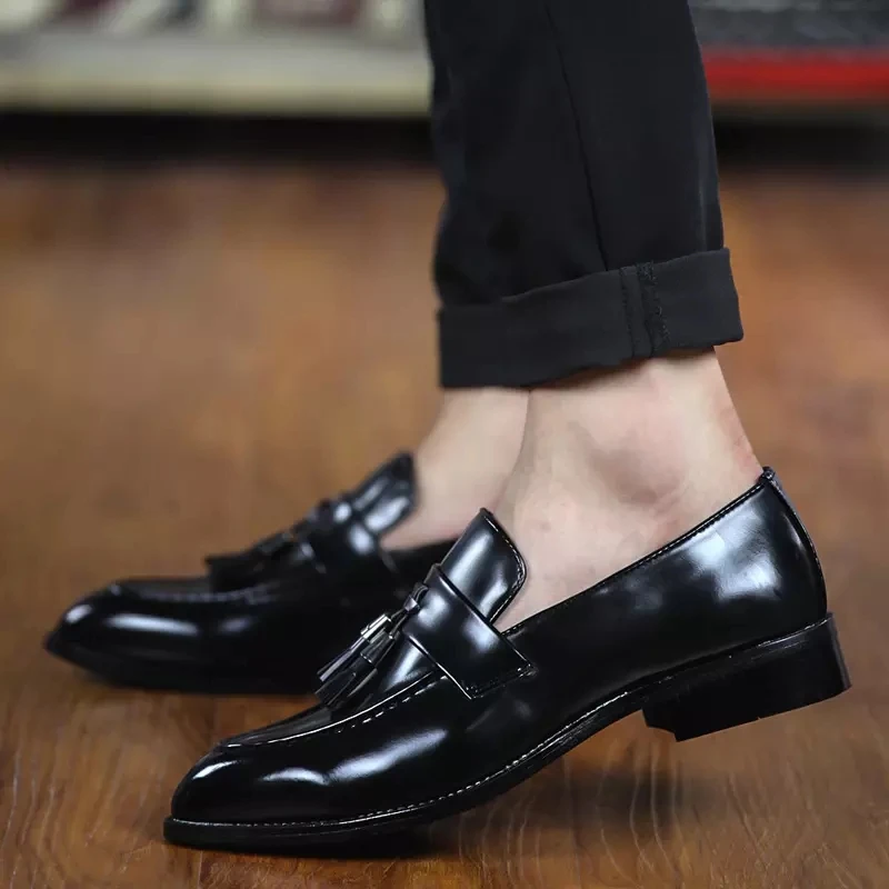 Men Dress Shoes Autumn New Slip On Patent Leather Bright Fringe Male Loafers Pointed Toe Flats Large Size Soft Luxury Mens Shoes