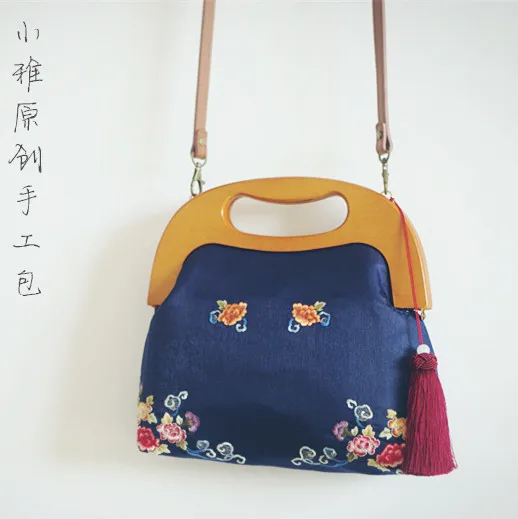 

2020 Angelatracy Hand Floral Embroidery Cotton Blue Women Cheongsam Handbag Vintage Tassel Wood Handle Tote Crossbody Bag