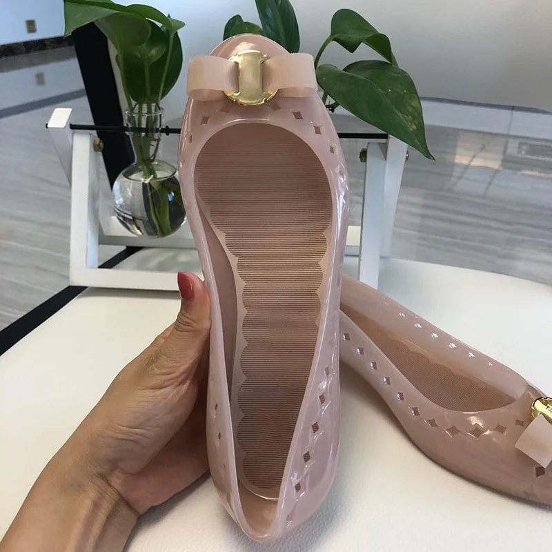 Women Dress Shoes Peach Peacock Flats Metal Drop Shipping Hollow Out Slip On Jelly Round Toe Bow Breathable Cute Patent Leather - Цвет: Light Pink