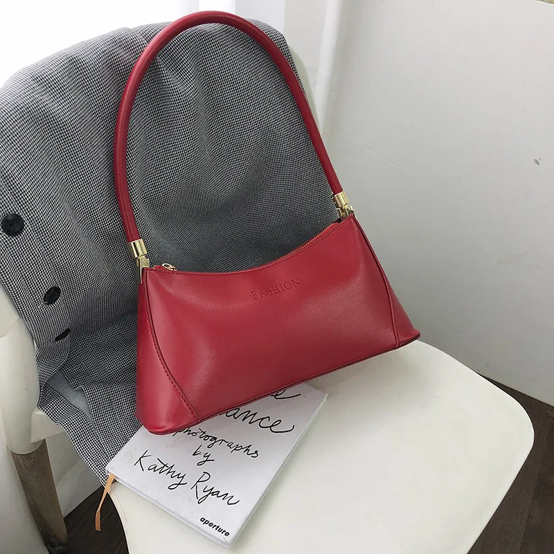 

2019 the new style of texture personality ins hand-held new moon bag on one shoulde