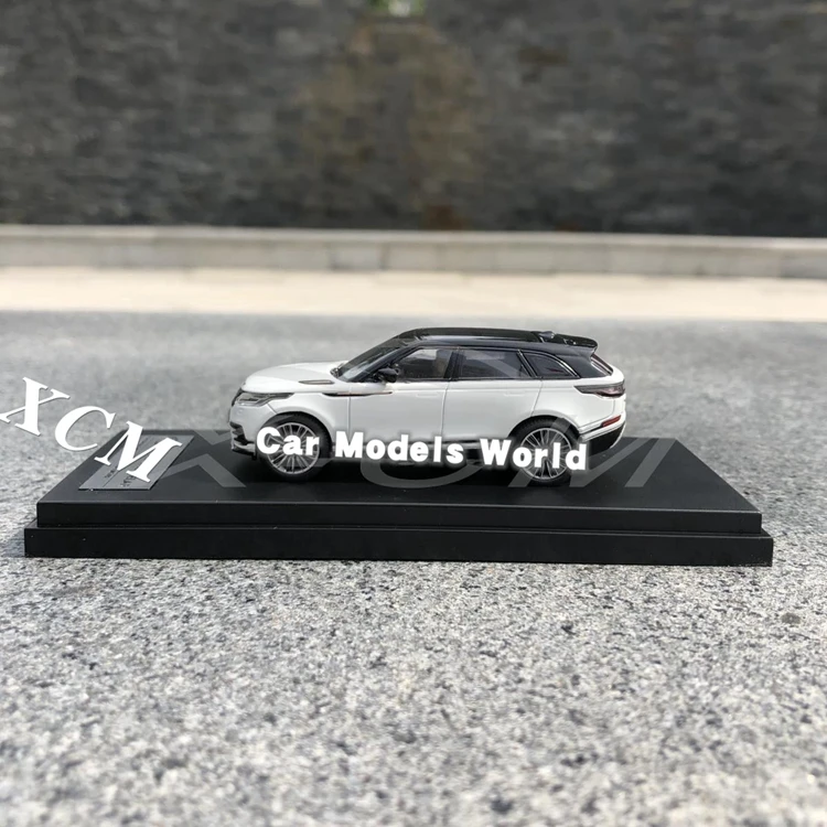 Литая под давлением модель автомобиля для ЖК-моделей Velar 1: 64(белый)+ маленький подарок