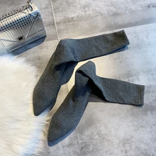 Носки без шнуровки; Новинка года; Модные осенние сапоги выше колена; женские пикантные сапоги на эластичном каблуке; женские мягкие ботинки серого и черного цвета