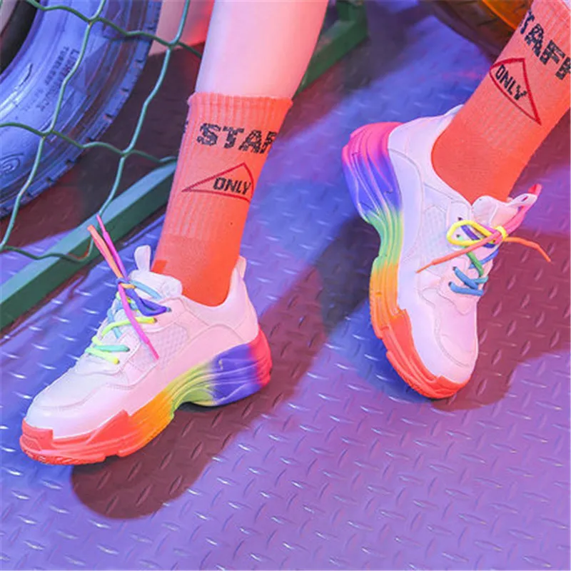 Новые модные женские радужные кроссовки на платформе для женщин; повседневная обувь для папы; женская прозрачная обувь на толстой подошве; chaussures femme