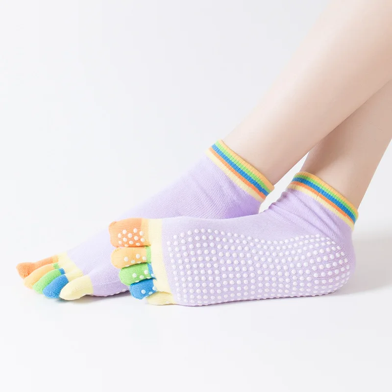 Женские спортивные цветные носки для йоги, популярные хлопковые носки для фитнеса и пилатеса, радужные Нескользящие Дышащие носки с пальцами фиолетового цвета