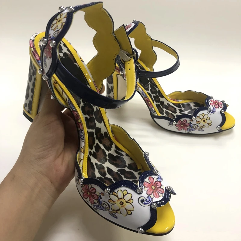 Желтый леопардовый цветок печать открытый носок Высокий каблук Сандалии изогнутая кожа зазубренная дизайнерская обувь для женщин